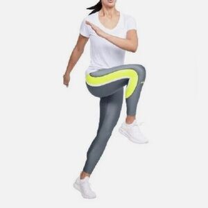 NWT - Under Armour  Women’s Heatgear ankle crop legging #1359341